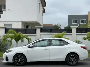 Toyota Corolla LE (1.8L 4cyl 2A) 2018 White
