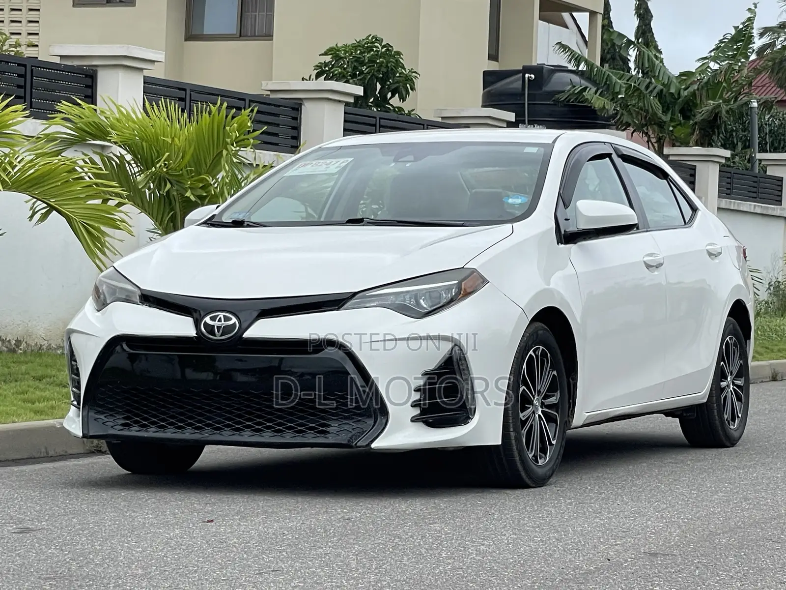 Toyota Corolla LE (1.8L 4cyl 2A) 2018 White