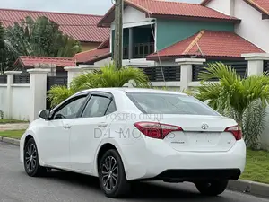 Toyota Corolla LE (1.8L 4cyl 2A) 2018 White