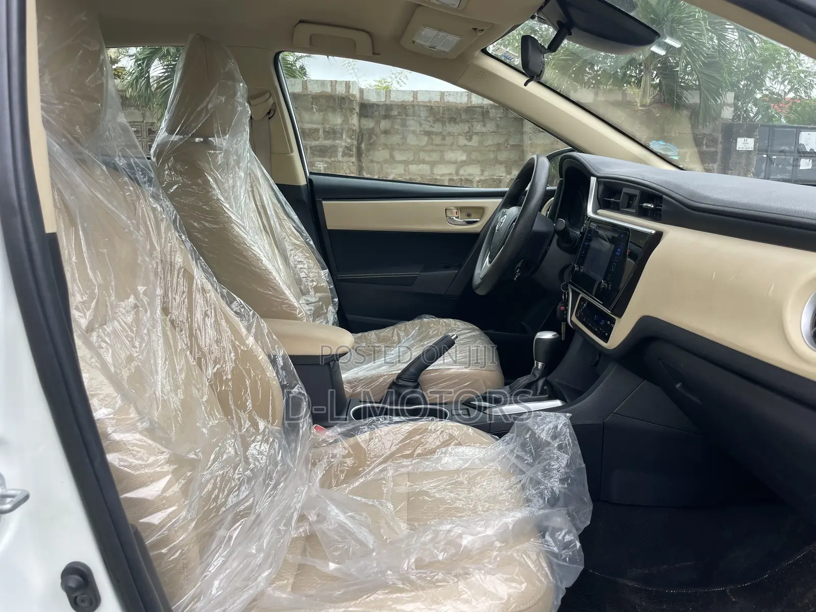 Toyota Corolla LE (1.8L 4cyl 2A) 2018 White
