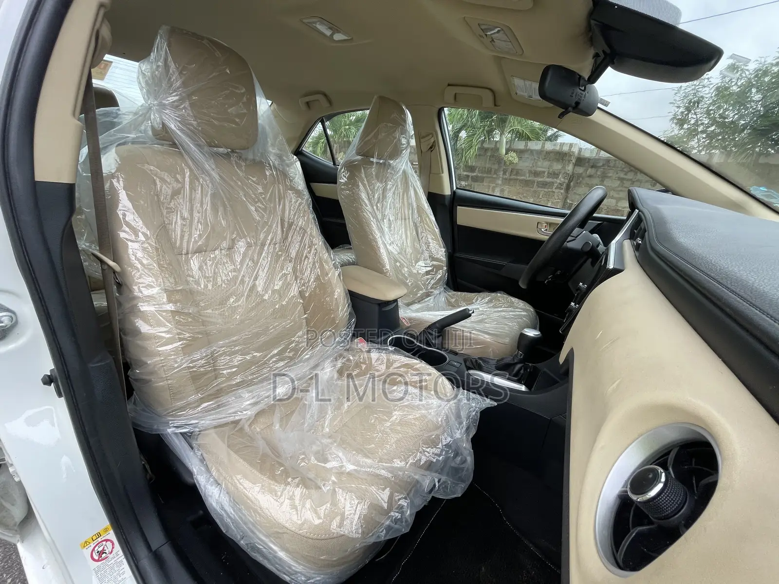 Toyota Corolla LE (1.8L 4cyl 2A) 2018 White