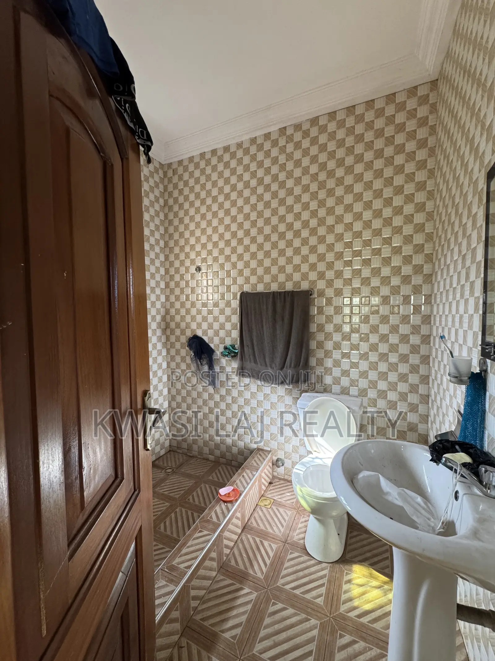 2bdrm House in Pokuase Highway for rent