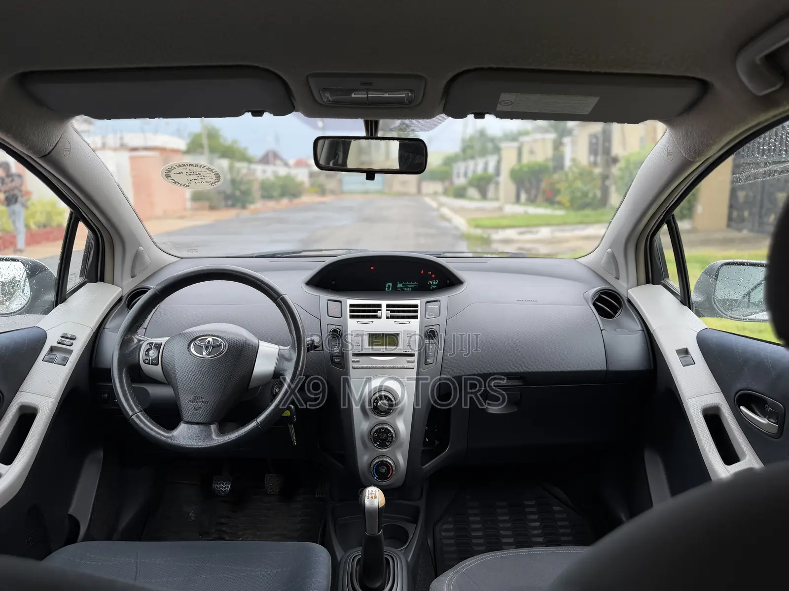 Toyota Yaris Base Hatchback 3dr 2010 Silver