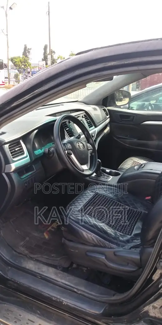 Toyota Highlander LE V6 4x4 (3.5L 6cyl 6A) 2016 Black