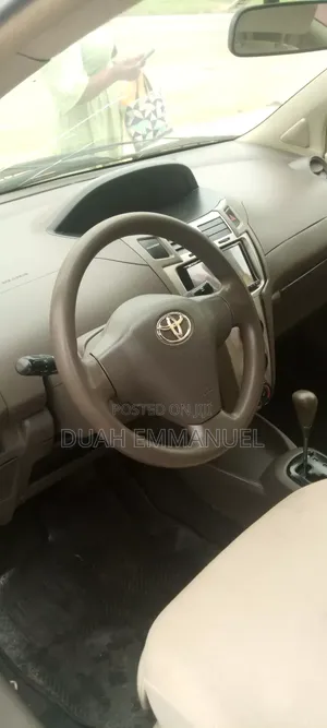 Toyota Vitz 1.3 AWD 5dr 2010 Silver