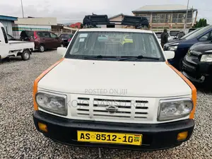 Nissan Rasheen 2000 White