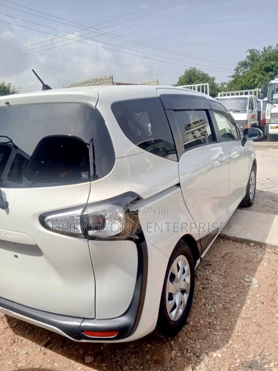 Toyota Sienta 1.5 FWD (6-seater) 2016 White