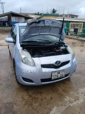 Toyota Vitz 2010 Silver