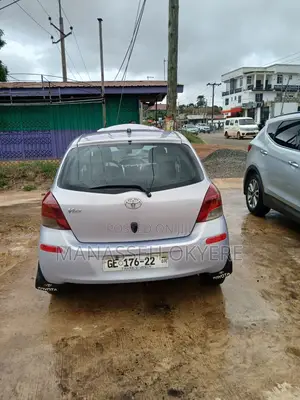 Toyota Vitz 2010 Silver