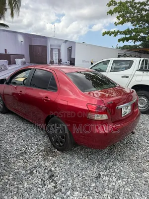 Toyota Yaris Base Sedan 4dr 2010 Red