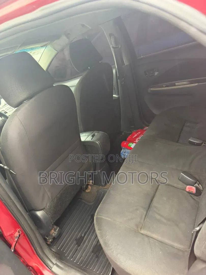 Toyota Yaris Base Sedan 4dr 2010 Red