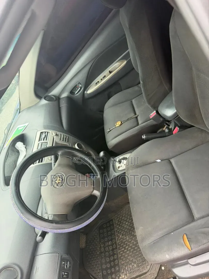 Toyota Yaris Base Sedan 4dr 2010 Red