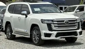 Toyota Land Cruiser LC300 2024 White