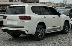 Toyota Land Cruiser LC300 2024 White
