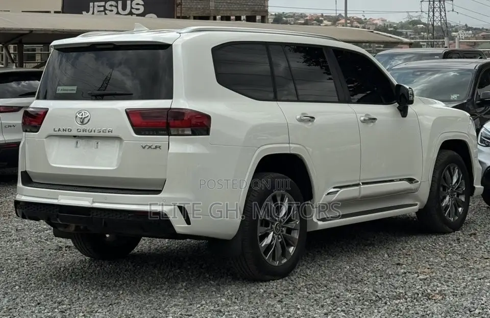 Toyota Land Cruiser LC300 2024 White