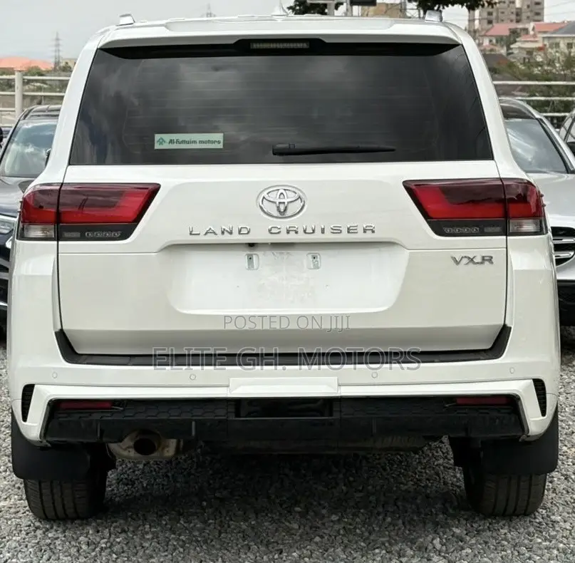 Toyota Land Cruiser LC300 2024 White