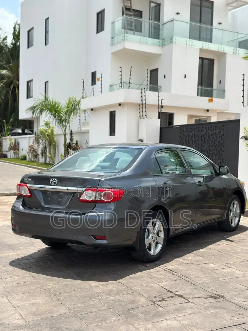 Toyota Corolla L 4dr Sedan (1.8L 4cyl 5M) 2013 Gray