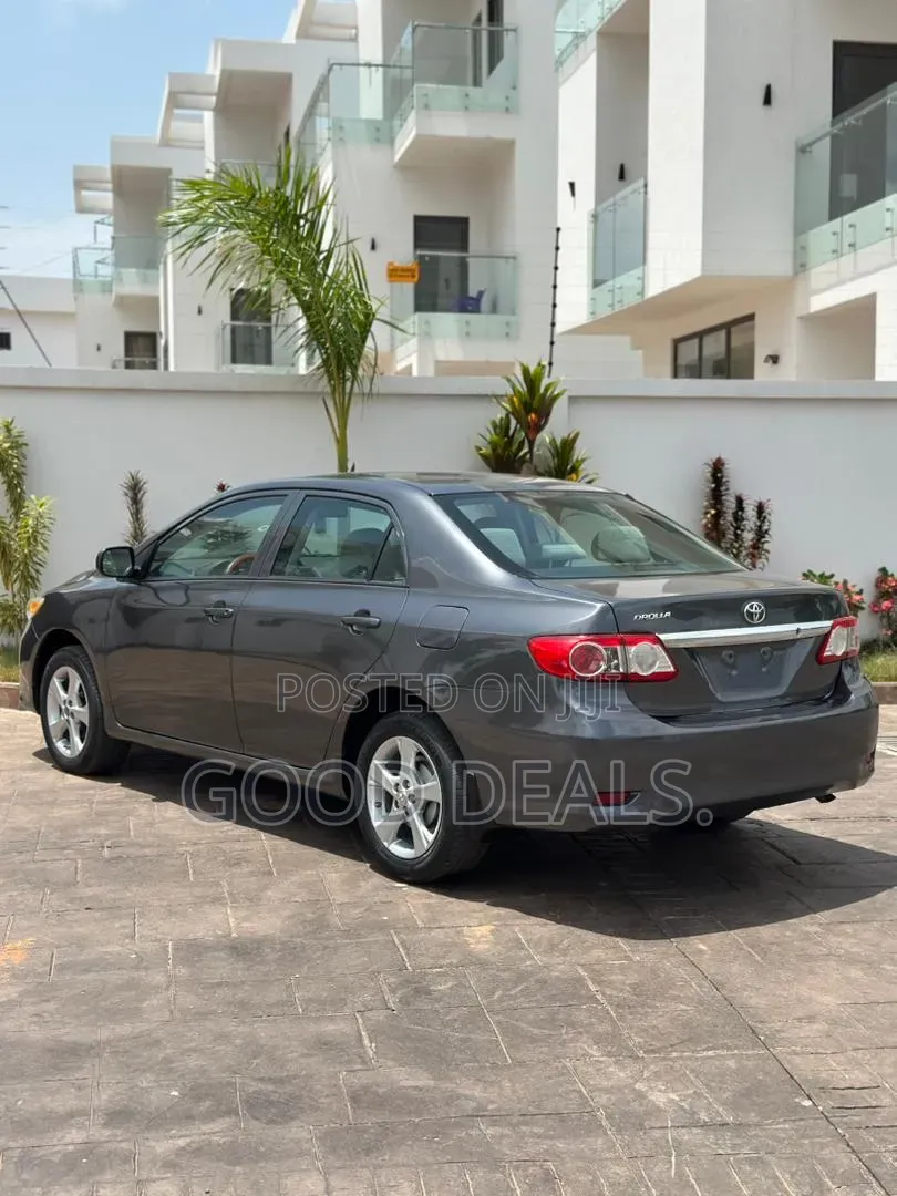 Toyota Corolla L 4dr Sedan (1.8L 4cyl 5M) 2013 Gray