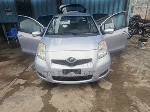 Toyota Vitz 1.3 FWD 3dr 2010 Gray