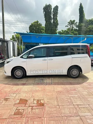 Toyota Esquire 1.8 FWD Hybrid (7 seater) 2016 White