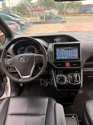 Toyota Esquire 1.8 FWD Hybrid (7 seater) 2016 White