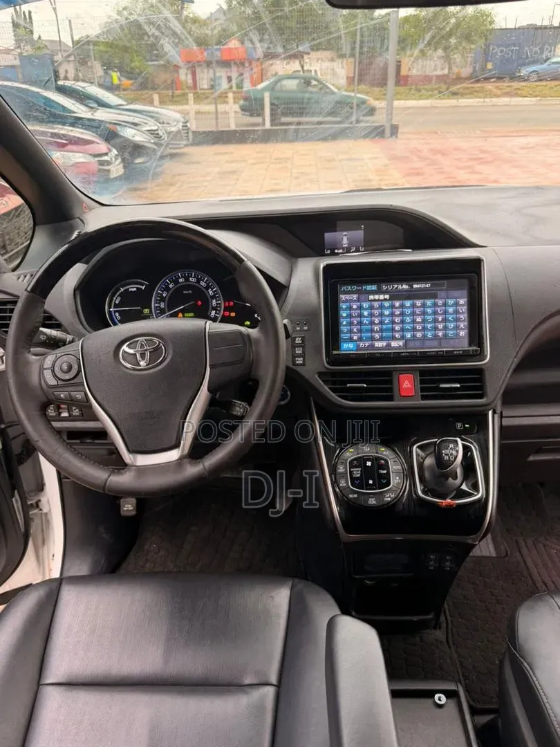 Toyota Esquire 1.8 FWD Hybrid (7 seater) 2016 White