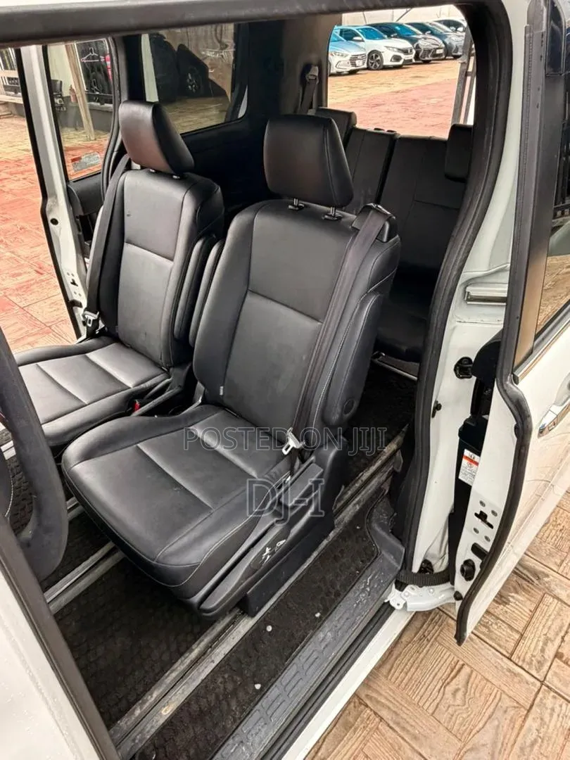 Toyota Esquire 1.8 FWD Hybrid (7 seater) 2016 White