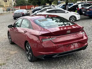 Hyundai Elantra 2022 Red