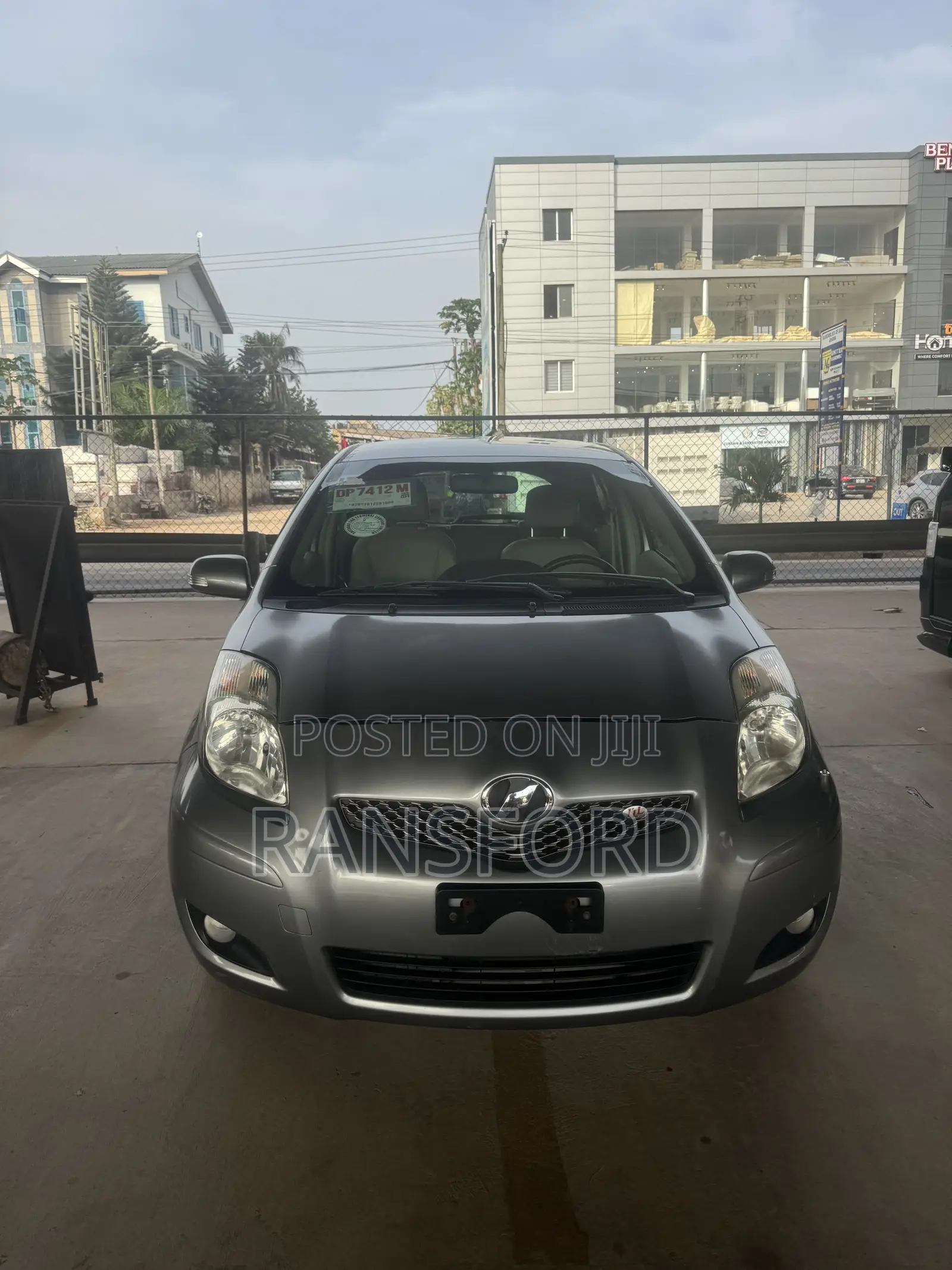Toyota Vitz 1.3 FWD 5dr 2010 Green