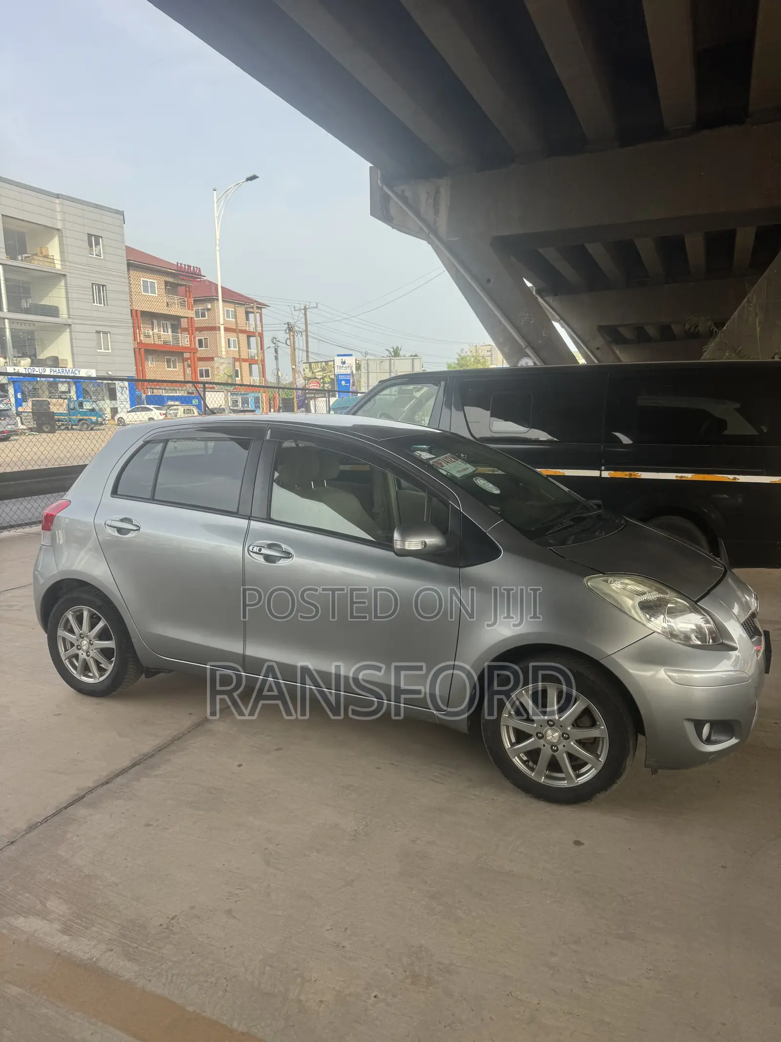 Toyota Vitz 1.3 FWD 5dr 2010 Green