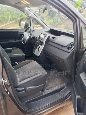 Toyota Voxy 2012