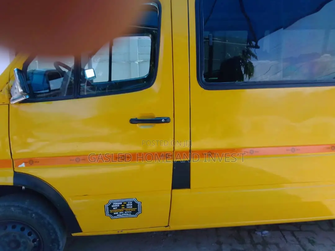 Mercedes-Benz Sprinter 2000 Yellow