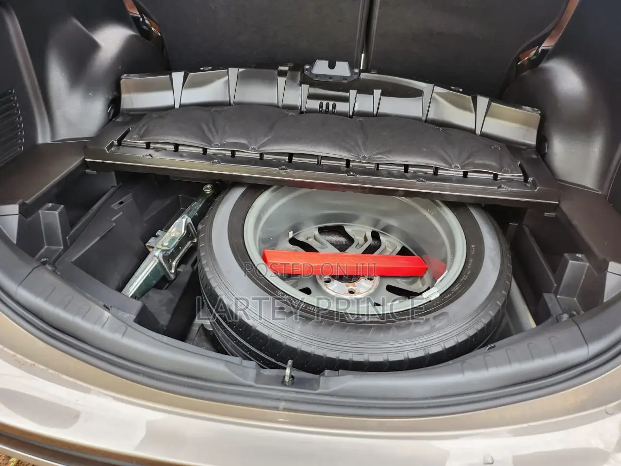 Toyota RAV4 LE AWD (2.5L 4cyl 6A) 2017 Gray