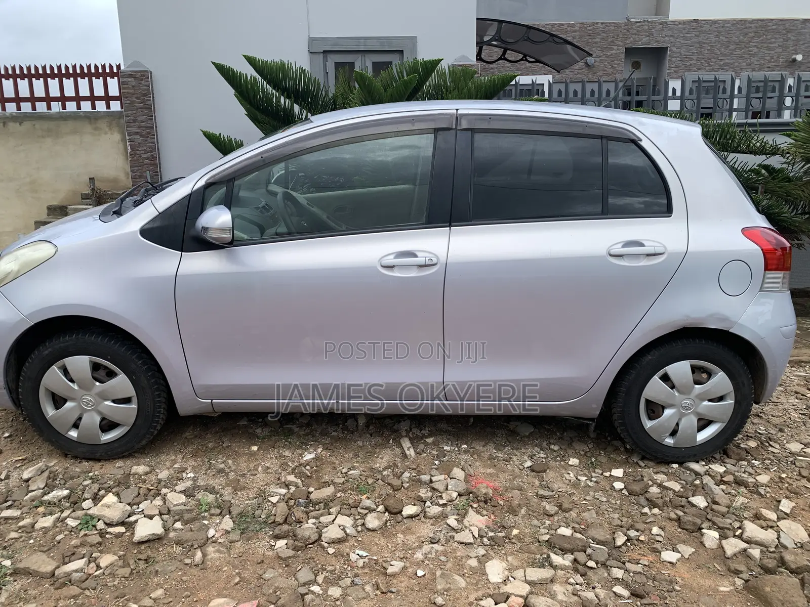 Toyota Vitz 2009 Silver