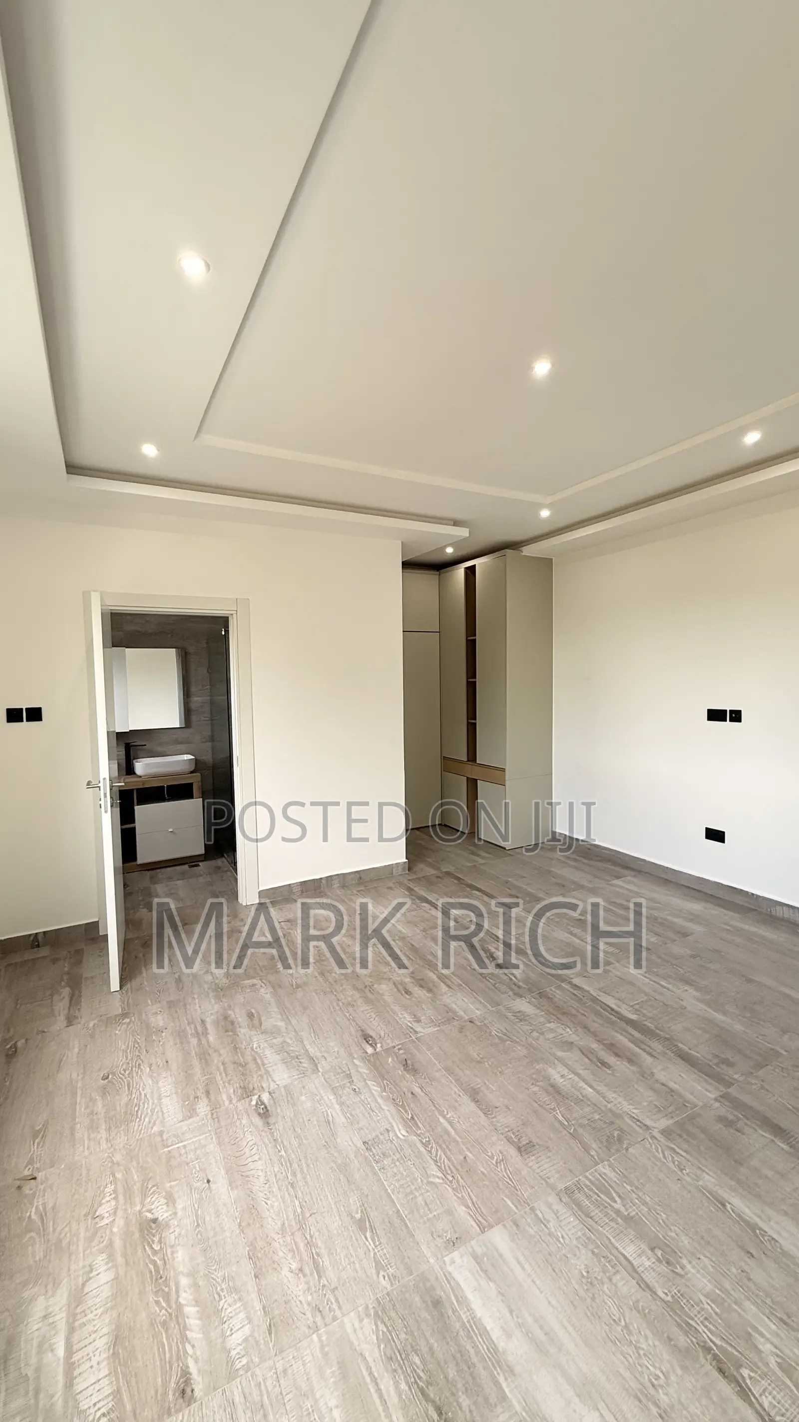 5bdrm House in East Legon for sale