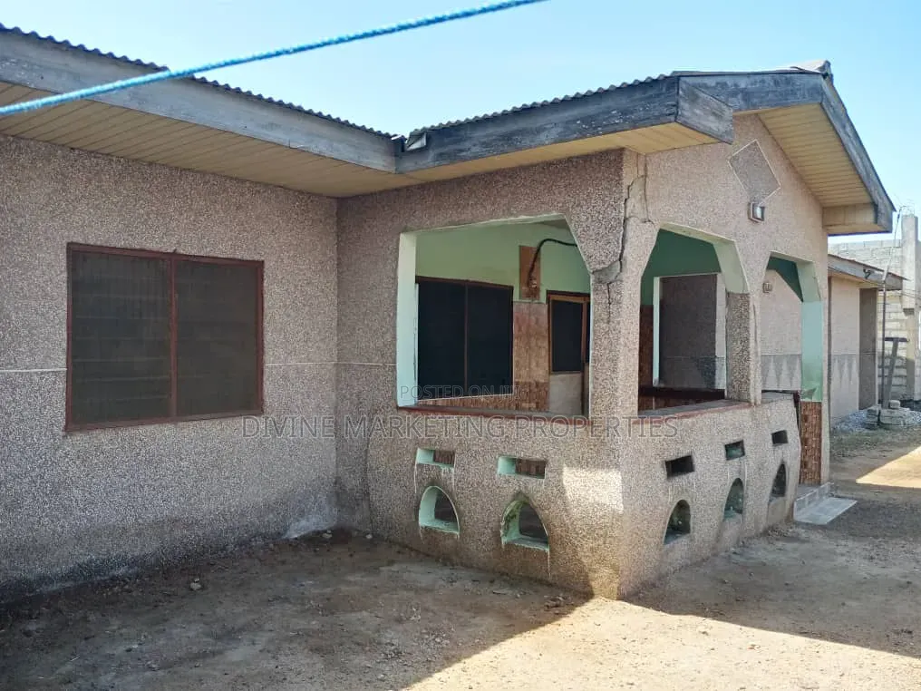 6bdrm House in Weija for sale