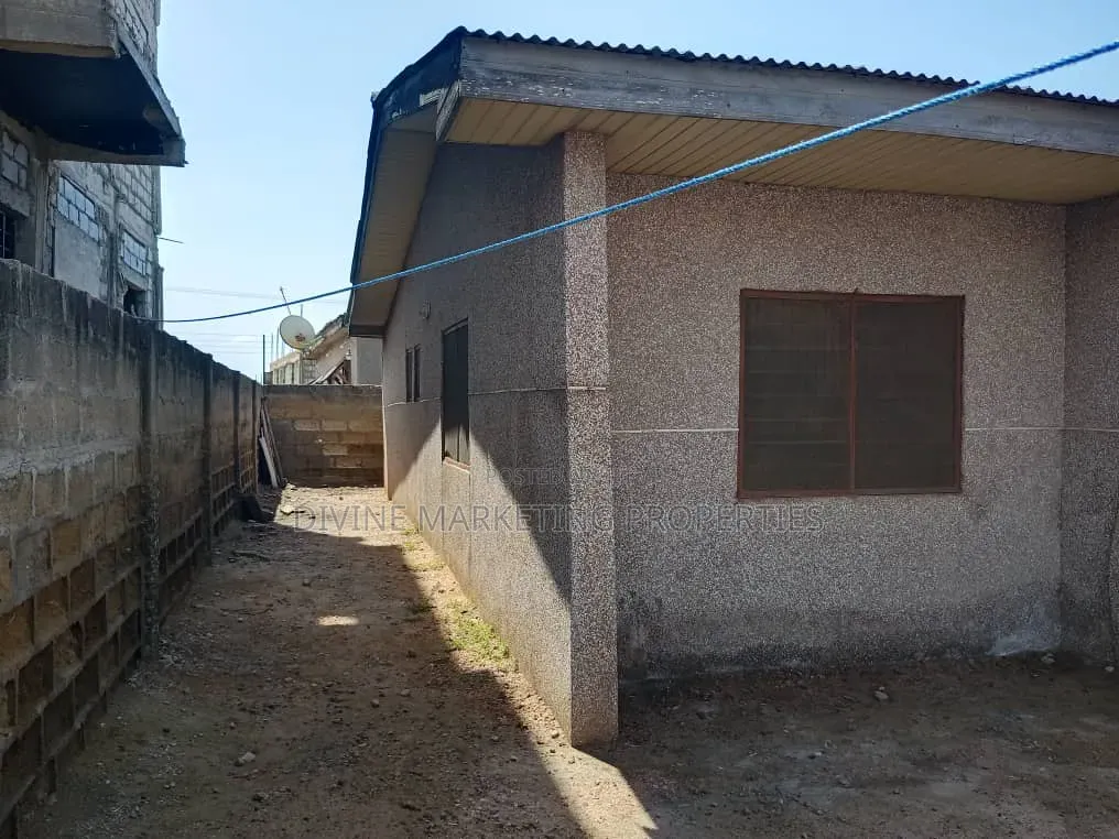 6bdrm House in Weija for sale