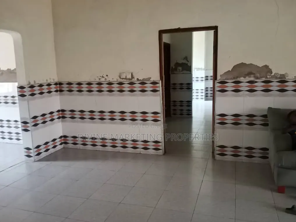 6bdrm House in Weija for sale