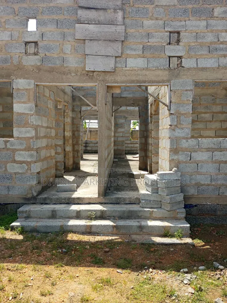 6bdrm House in Weija for sale
