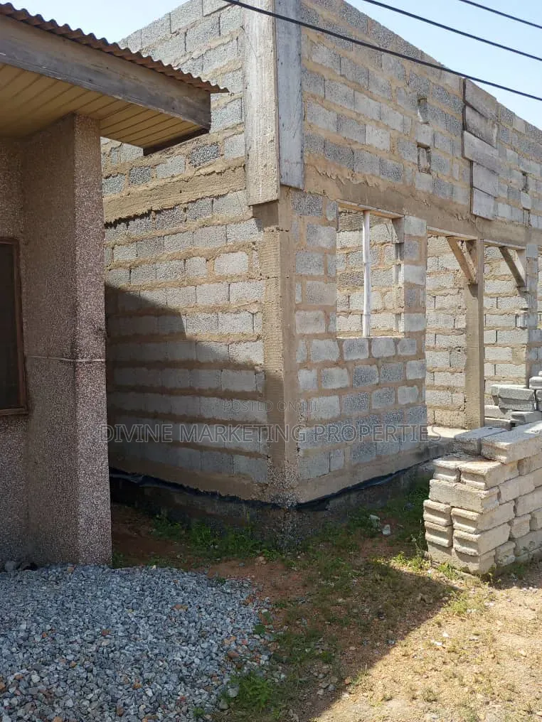 6bdrm House in Weija for sale