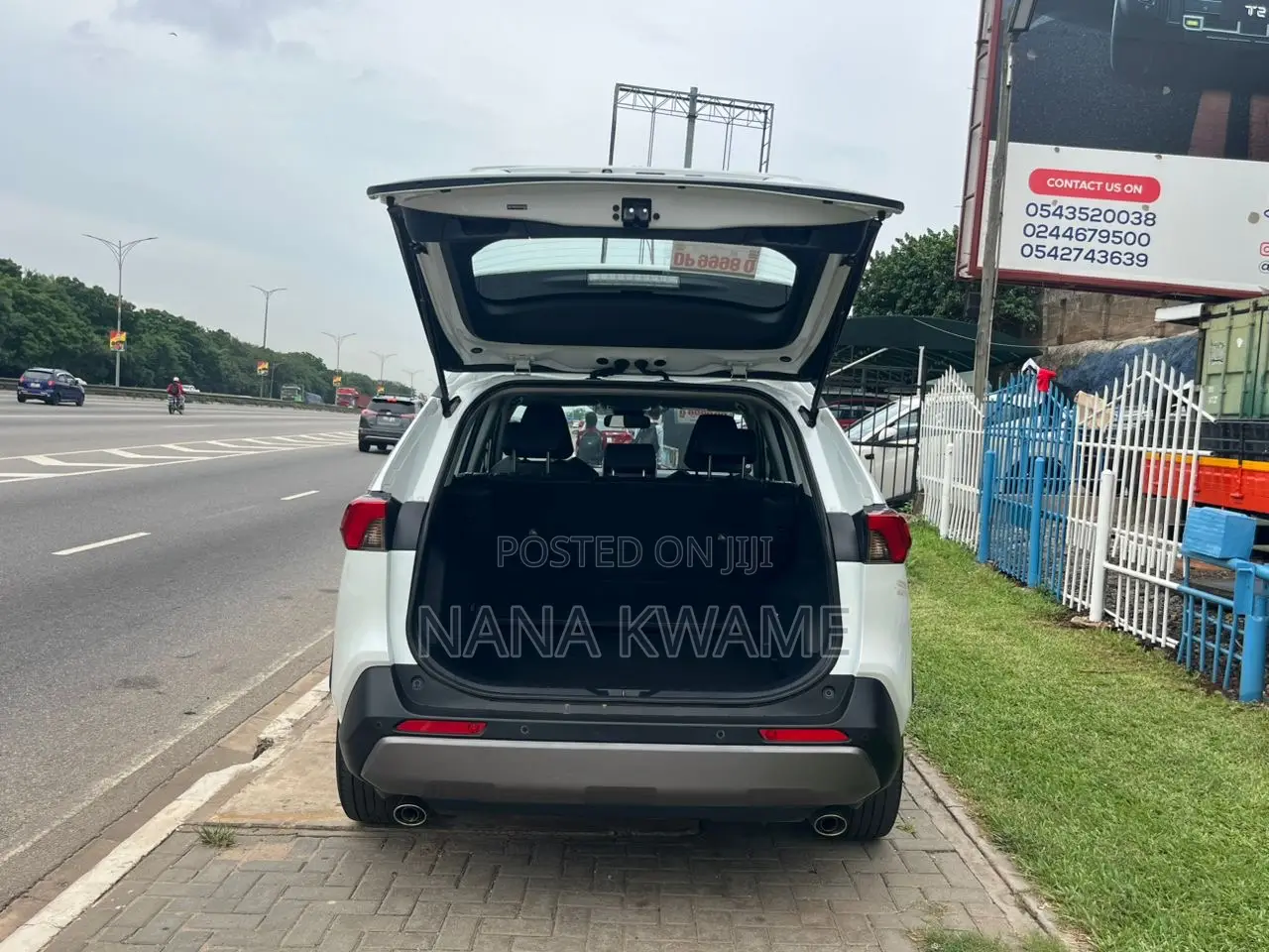 Toyota RAV4 XLE 2025 White
