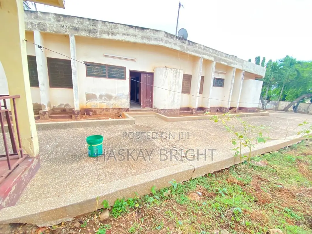 2 Plots of Land With 6 Bedrooms Structure on It for Sale Tantra Hill