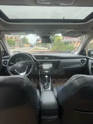 Toyota Corolla SE 4dr Sedan (1.8L 4cyl CVT) 2017 White