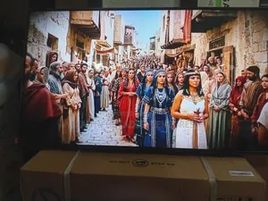 Samsung 43” Smart Television With Sleek Frameless Design