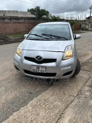 Toyota Vitz 2010 Silver
