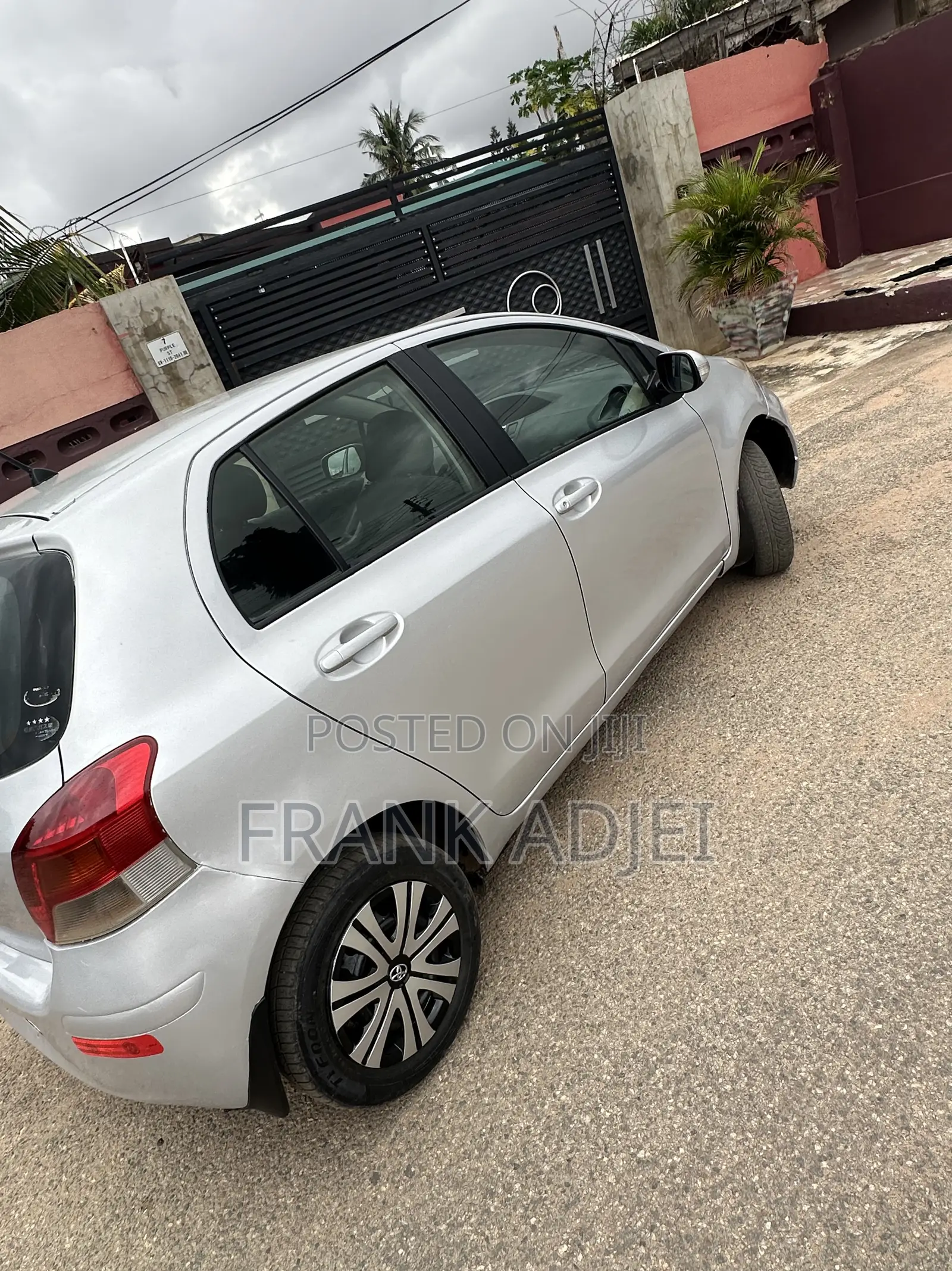 Toyota Vitz 2010 Silver