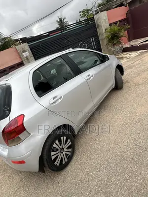 Toyota Vitz 2010 Silver