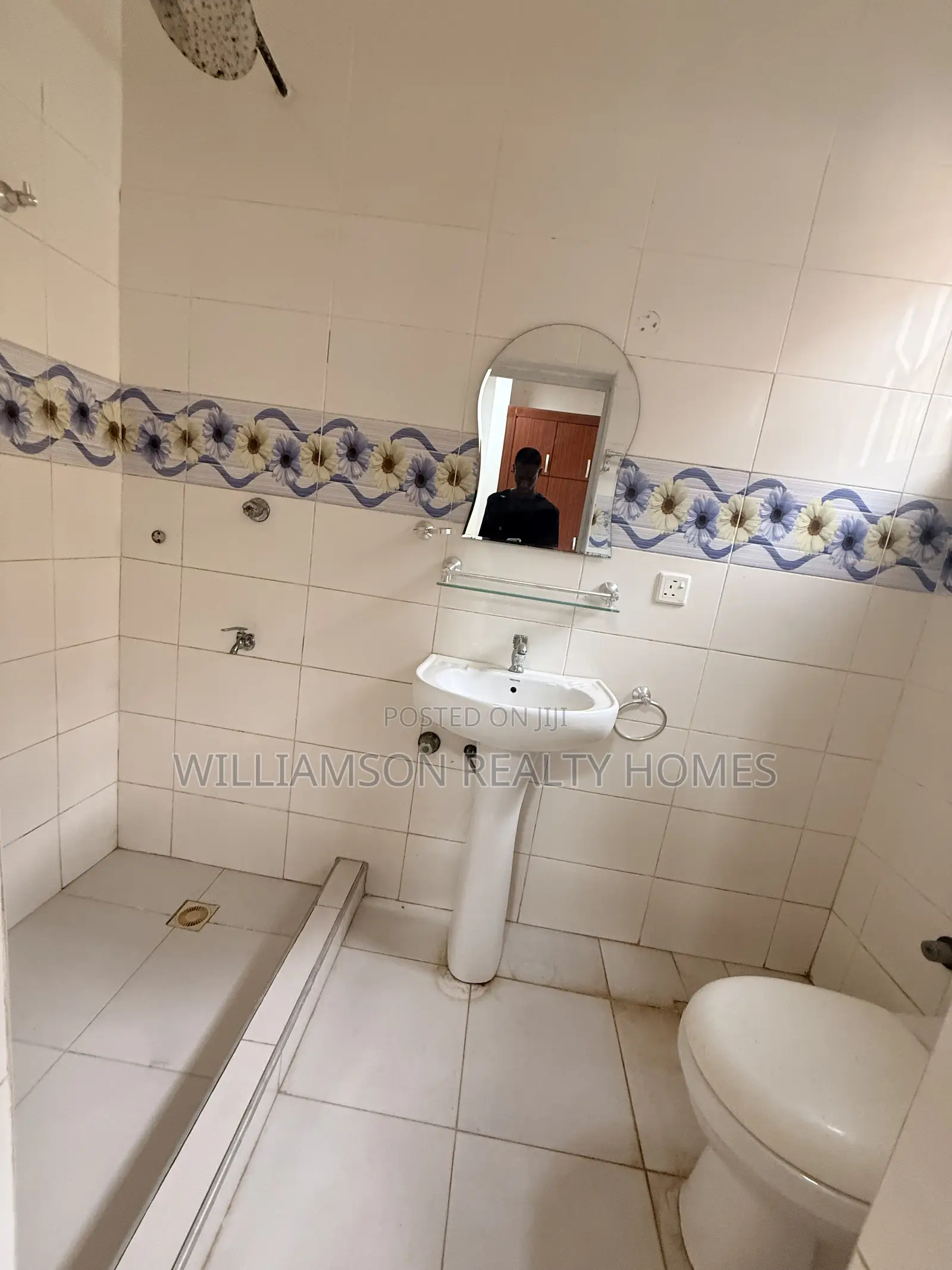 4bdrm House in Baatsonaa Total Area, Spintex for rent