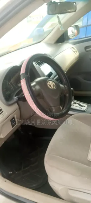 Toyota Corolla LE 4dr Sedan (1.8L 4cyl 4A) 2010 Gold