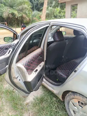 Toyota Vitz 1.0 FWD 3dr 2010 Silver